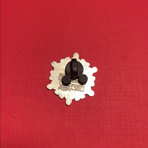 Disney Minnie Snowflake Pin - Picture 2 of 2